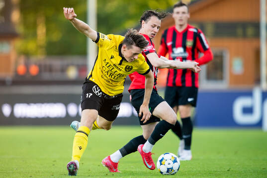 Mjällbys Elliot Stroud och Brommapojkarnas Alex Timossi