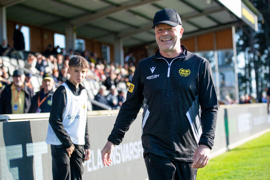 Mjällbys tränare Anders Torstensson med sitt barnbarn Mio
