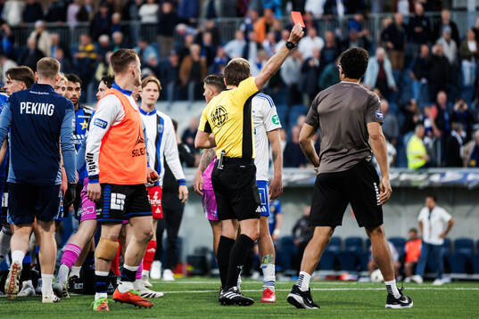 Sirius målvaktstränare Karim Fegrouch får rött kort