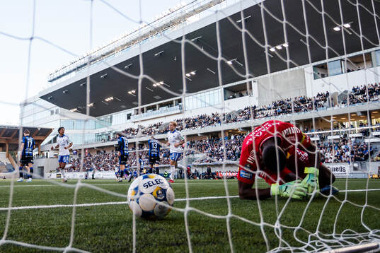 Sirius målvakt Ismael Diawara deppar