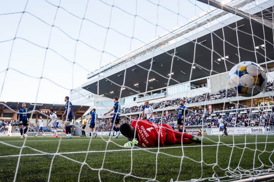 Sirius målvakt Ismael Diawara släpper in 0-1 av IFK