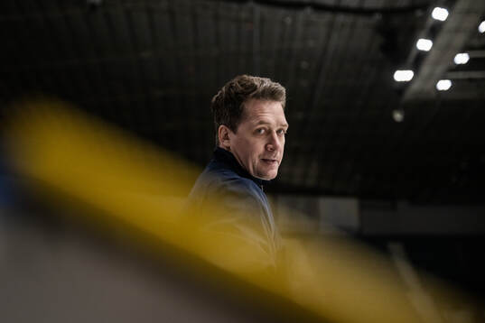 coach Sam Hallam of Sweden at a practice session