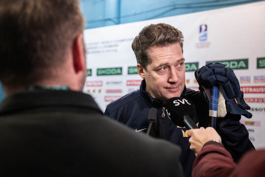 coach Sam Hallam of Sweden