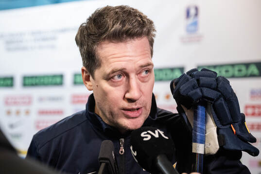 coach Sam Hallam of Sweden