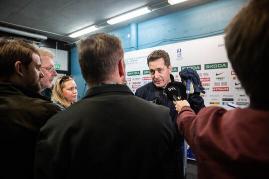 coach Sam Hallam of Sweden
