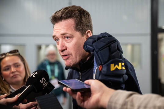 coach Sam Hallam of Sweden