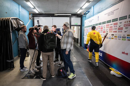 coach Sam Hallam of Sweden