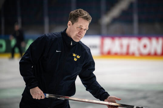 coach Sam Hallam of Sweden at a practice session