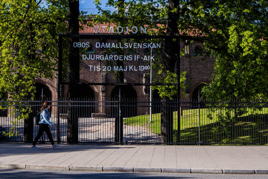 En skylt utanför Stockholms Stadion annonser om dagens