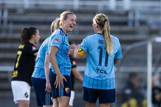 Djurgårdens Alexandra Jonasson och Therese Åsland jublar