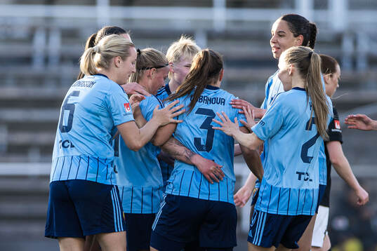 Djurgårdens Therese Åsland jublar med lagkamrater