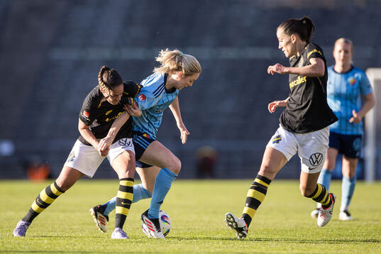AIKs Daniella Famili och Anna Oskarsson mot Djurgårdens