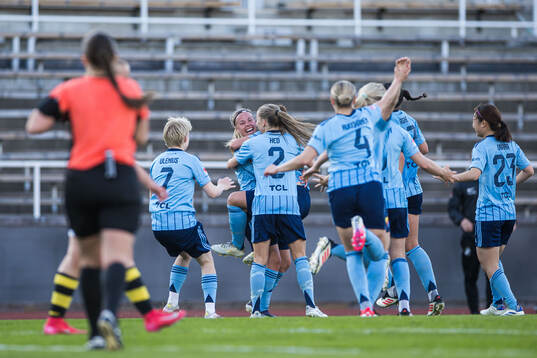 Djurgårdens Therese Åsland jublar med lagkamrater