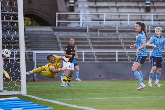 AIKs målvakt Jada Leanne Mathyssen släpper in 2-0 av