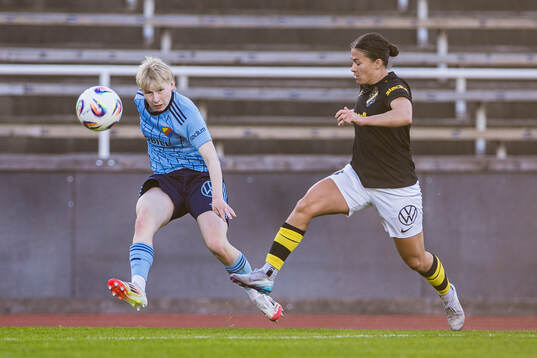 Djurgårdens Olivia Ulenius och AIKs Angela Beard