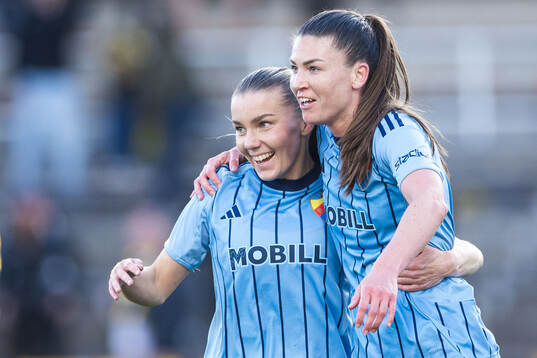 Djurgårdens Pauline Hammarlund jublar med Ebba Hed
