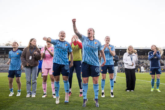 Djurgårdens Alexsandra Lobanova och Therese Åsland jublar