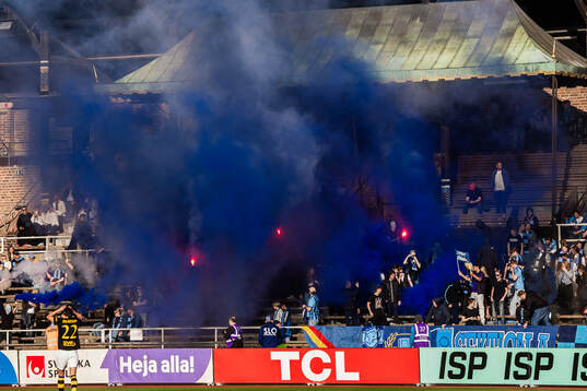 Djurgårdens supportrar med pyroteknik