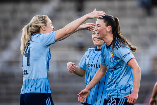 Djurgårdens Mimmi Larsson och Pauline Hammarlund jublar
