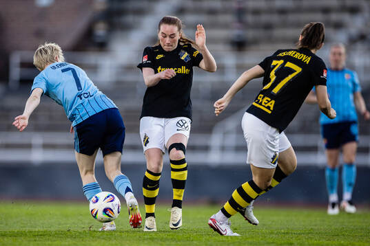 Djurgårdens Olivia Ulenius och AIKs Ella Reidy