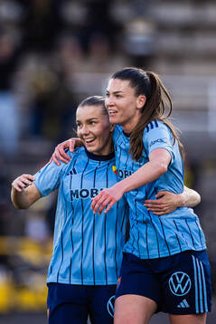 Djurgårdens Ebba Hed och Pauline Hammarlund och