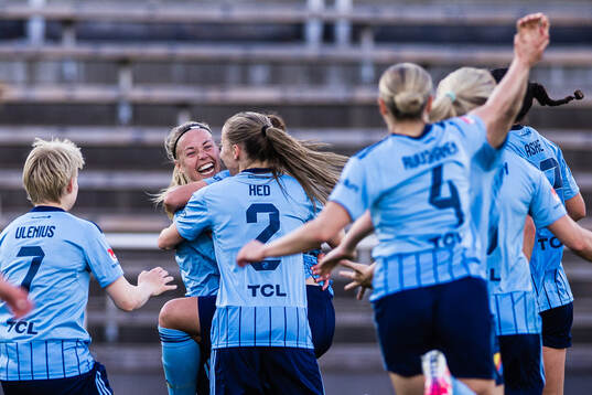 Djurgårdens Therese Åsland jublar med Olivia Ulenius,