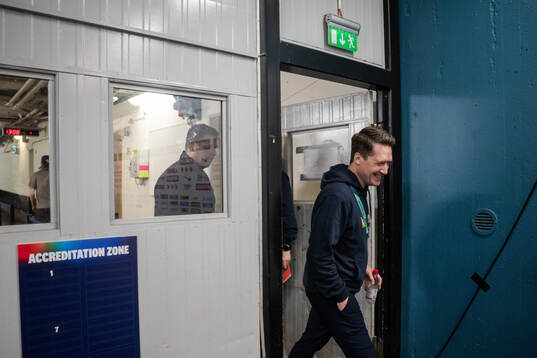 coach Sam Hallam of Sweden