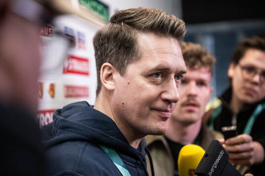 coach Sam Hallam of Sweden