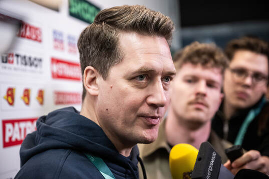 coach Sam Hallam of Sweden