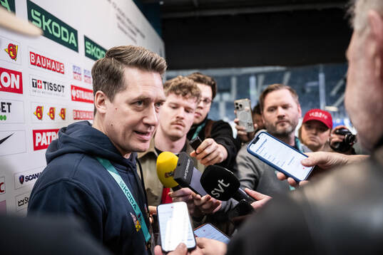 coach Sam Hallam of Sweden
