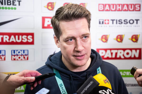 coach Sam Hallam of Sweden