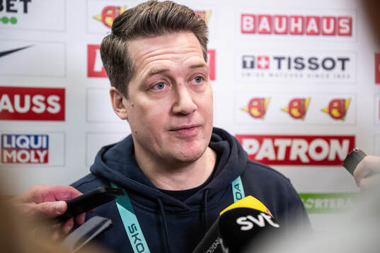 coach Sam Hallam of Sweden
