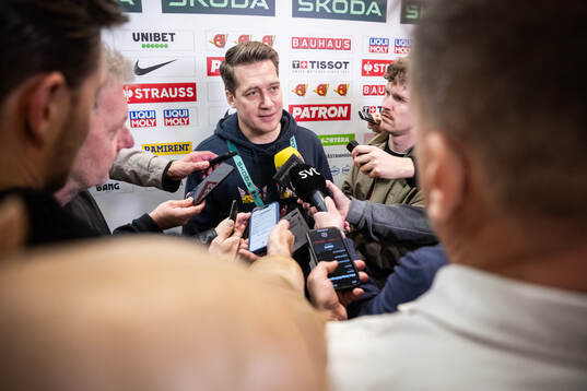 coach Sam Hallam of Sweden