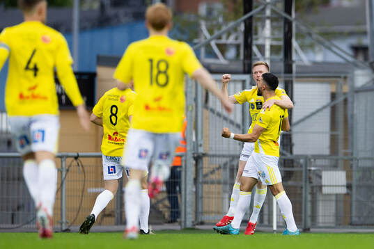 Falkenbergs Lucas Sibelius jublar med Leonardo Farah Shahin
