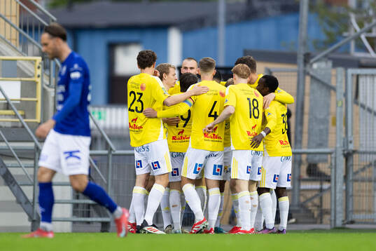 Falkenbergs Lucas Sibelius jublar med lagkamrater