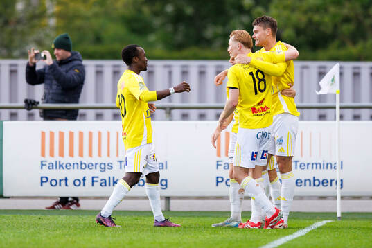 Falkenbergs Albin Andersson jublar med laget