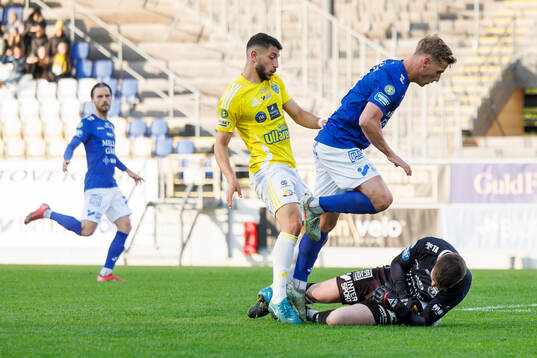 Falkenbergs Leonardo Farah Shahin med Trelleborgs Tobias