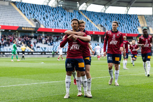 Örgrytes Tobias Sana jublar med Isak Dahlqvist