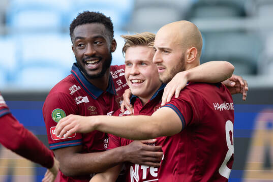 Örgrytes Isak Dahlqvist jublar ihop med Haladj-Madiou