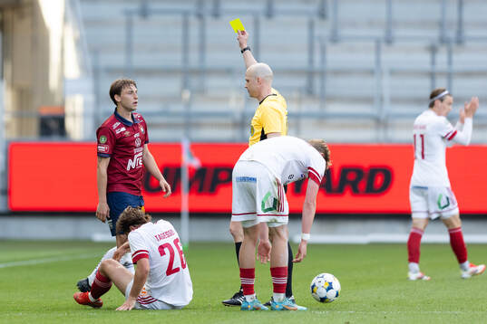 Örgrytes William Svensson får ett gult kort av domare