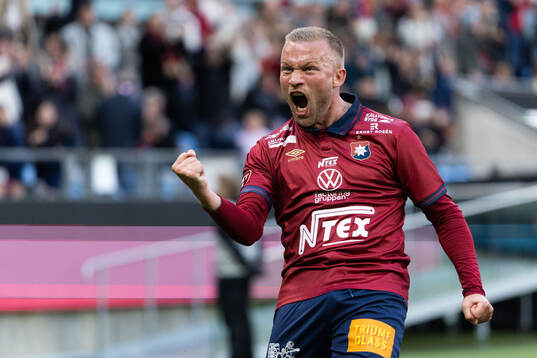 Örgrytes Nicklas Bärkroth jublar