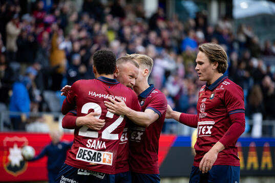 Örgrytes Nicklas Bärkroth jublar med lagkamrater