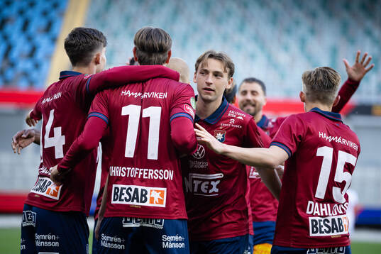 Örgrytes Noah Christoffersson jublar med lagkamrater
