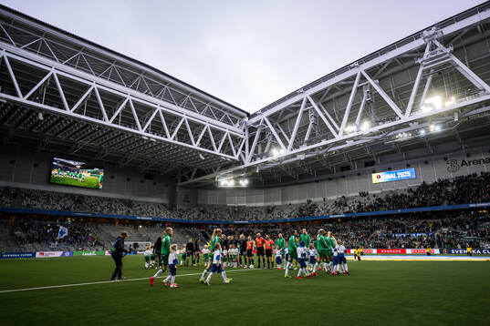 IFK Norrköpings och Hammarbys spelare gör entré