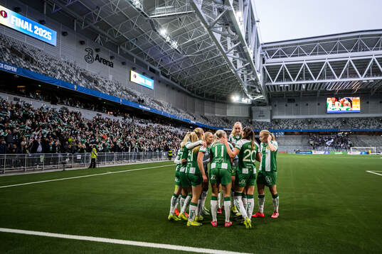Hammarbys Ellen Wangerheim jublar med lagkamrater