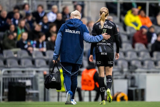 IFK Norrköpings Ebba Handfast lämnar planen