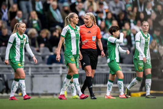 Hammarbys Ellen Wangerheim och domare Tess Olofsson