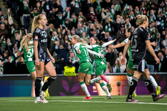 Hammarbys Ellen Wangerheim jublar med Smilla Vallotto