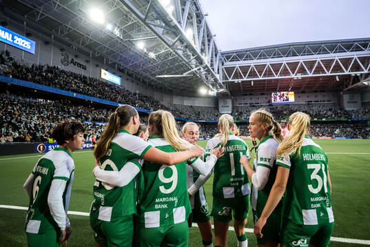 Hammarbys Ellen Wangerheim jublar med lagkamrater