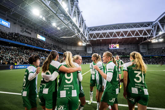 Hammarbys Ellen Wangerheim jublar med lagkamrater